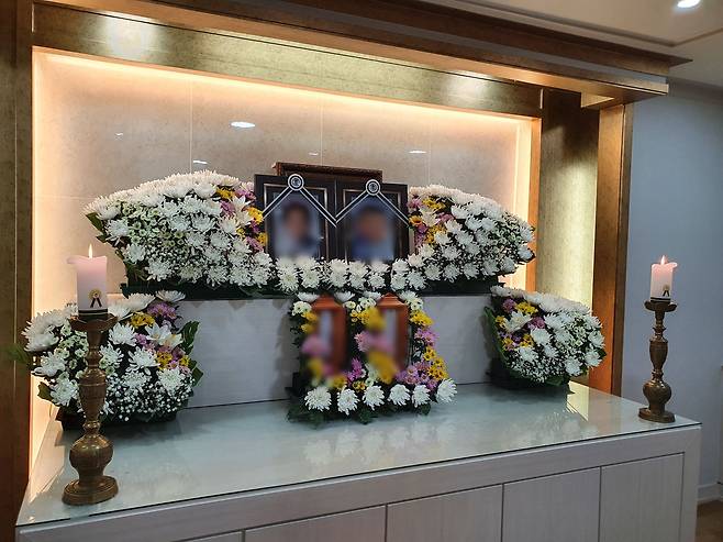 18일 오후 인천의 한 장례식장에 친모 손에 숨진 8세 여아의 영정(왼쪽)과 친부 A(46)씨의 영정이 나란히 놓여 있다. /조유미 기자