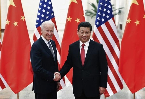 시진핑 중국 국가주석이 2013년 12월 4일 베이징 인민대회당에서 조 바이든 당시 미국 부통령을 만나 악수하고 있다. / 신화 연합뉴스