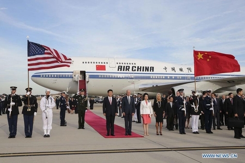 2015년 9월 조 바이든 당시 미국 부통령 부부가 미국을 국빈 방문한 시진핑 중국 국가주석 부부를 공항에서 맞고 있다. /신화 연합뉴스