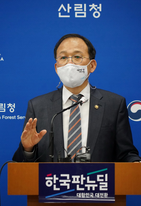 박종호 산림청장이 20일 정부대전청사에서 '2050 탄소중립 달성을 위한 산림부문 추진전략'에 대해 브리핑하고 있다.



산림청 제공