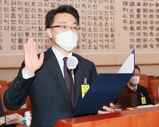 김진욱 고위공직자범죄수사처장 후보자가 19일 오전 국회 법제사법위원회에서 열린 인사청문회에 출석해 증인 선서를 하고 있다. 공동취재사진