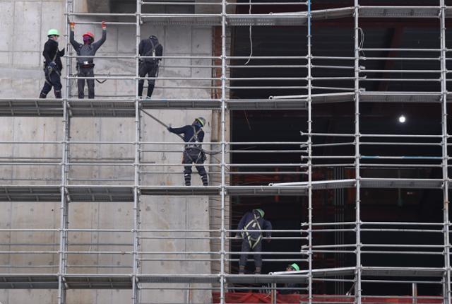 지난 15일 서울 동대문구의 한 건설 현장에서 노동자들이 작업을 하고 있다.(기사와는 관련 없음) 뉴시스