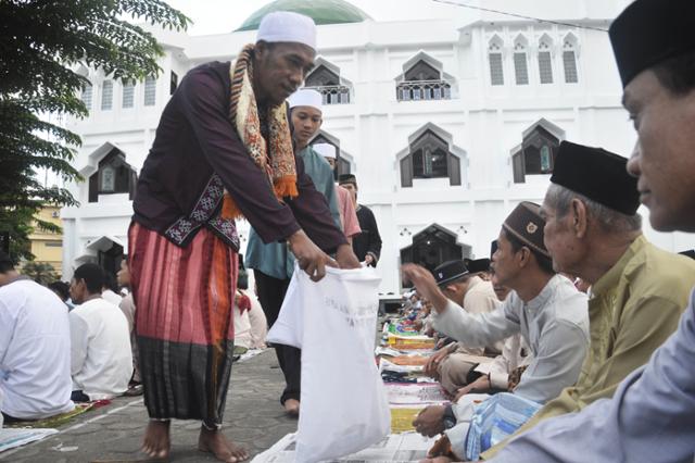 인도네시아 타라칸 모스크에서 기도하는 무슬림 ©게티이미지뱅크