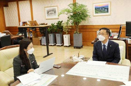 김 총장은 "지금은 지난 총선 때보다 국민들이 코로나19 방역에 대해 느끼는 피로감이 커졌다"며 "그래도 높은 투표율을 기대하며 준비에 만전을 기하고 있다"고 밝혔다. 중앙선관위 제공