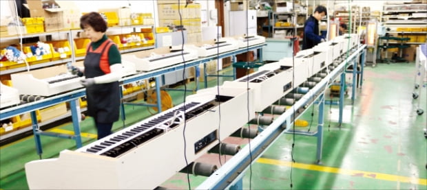 인천 서구의 한 악기 공장에서 직원들이 디지털 피아노를 생산하고 있다.  한경DB