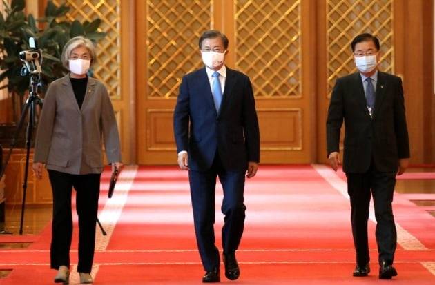 문재인 대통령이 지난해 6월 오후 청와대에서 열린 신임 대사 신임장 수여식에서 강경화 외교부 장관과 정의용 외교부 장관 후보자와 함께 이동하고 있는 모습. 청와대사진기자단