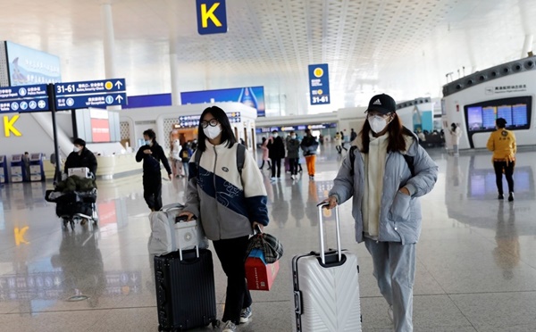 신종 코로나바이러스 감염증(코로나19) 발원지로 지목된 중국 후베이성 우한의 국제공항에서 지난 2일 여행객들이 가방을 끌고 지나고 있다. 연합뉴스