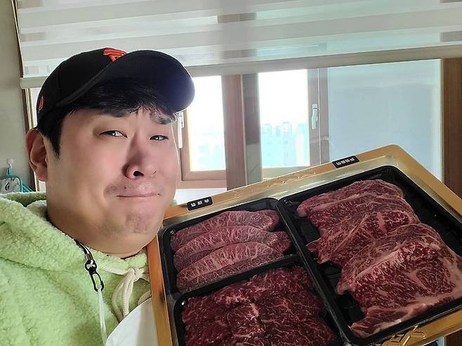 The comedian Mun Se-yun was impressed by Hanwoo Gift of senior Song Eun-yi.Mun Se-yun wrote on his instagram on January 20, Song Eun-yi, who gave me beef to look at your body. I will eat well in the year of cows and work as healthy as cows.Hanwoo , which is better than luxury goods, posted a picture with the article.In the open photo, Mun Se-yun is making an emotional look with Hanwoo received by Song Eun-yi.Recently, Mun Se-yun has been Admissioned to Hospital for overwork and has not participated in the first recording of KBS 2TV 1 night and 2 days Season 4 in 2021.On the 17th broadcast, DinDin said, My brother had these things, but when I went to Hospital, the doctor told me to take stability.Ive done Admission now because the teacher told me to rest, he said.Later, the production team told Mun Se-yuns condition by captioning, Dont worry because Im well and discharged from the hospital.