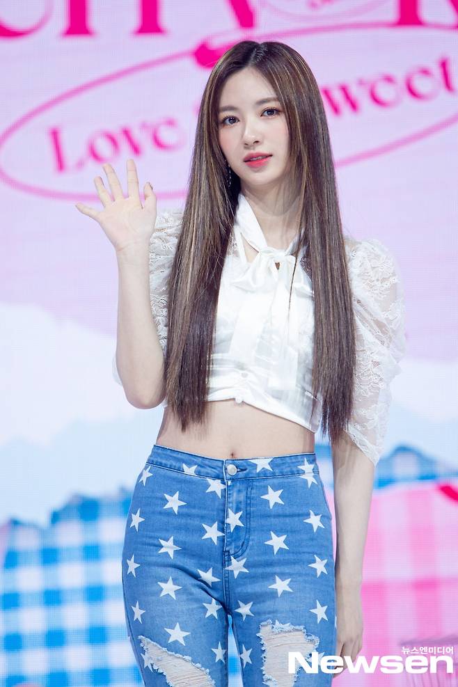 The Cherry Bullet comeback showcase was held online in the aftermath of COVID-19 on the afternoon of January 20.Cherry Bullet (Haeyoon, Yuju, Purple, Support, Remy LaCroix, Park Chae-rin, Theresa May) poses during photo time.Photos: FNC Entertainment