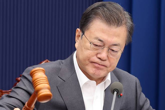 문재인 대통령이 지난 19일 청와대에서 국무회의를 주재하고 있다. 연합뉴스