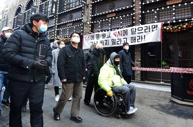 국민의당 안철수 대표가 20일 서울 용산구 이태원을 방문, 지역 상인들과 상권 점검을 하고 있다. 국회사진기자단