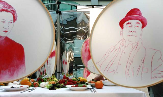 박유아의 2012년작 '르상띠망-효' 설치장면. 우측 초상화 속 인물은 화가의 아버지인 고(故) 박태준 포스코 창업주이다. /사진제공=서울시립미술관