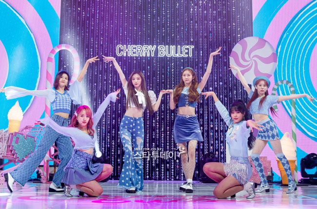 Singer Cherry Bullet (Haeyoon Yuju Purple support Remy LaCroix Park Chae-rin Theresa May) is releasing a new song on the showcase commemorating the release of her first mini album Cherry Rush which was broadcast live online on Tuesday afternoon.Cherry Bullet will release the entire song and music video of the first mini album Cherry Rush including the title song Love So Sweet through the main music source site at 6 pm on the 20th.