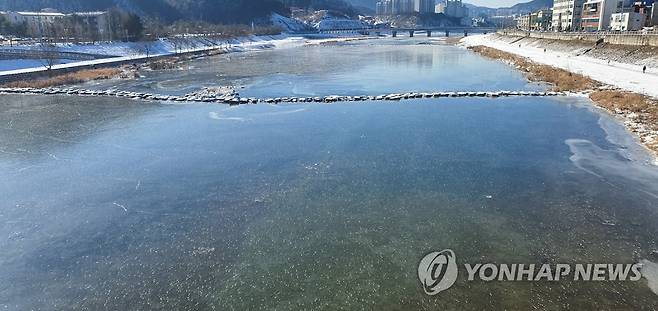 강추위에 얼어붙은 홍천강 [연합뉴스 자료사진]