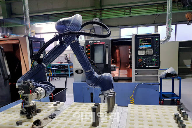 두산이 ‘대·중소 상생형 스마트공장’ 지원 사업을 통해 지원한 협동로봇이 생산현장에서 작업을 수행하는 모습.(사진=두산 제공)