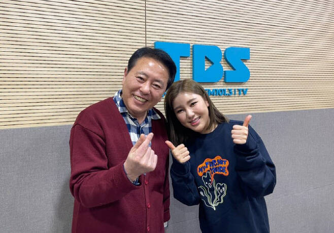 송가인(오른쪽)이 TBS FM ‘최일구의 허리케인 라디오’에 출연했다. (사진=TBS FM ‘최일구의 허리케인 라디오’)