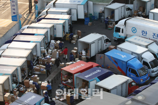 20일 오전 서울의 한 택배 물류센터에서 노동자들이 물품을 옮기고 있다.(사진=이영훈 기자)