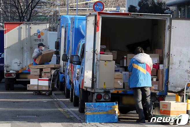 20일 오전 서울 시내 택배 물류센터에서 배송준비 작업이 이뤄지고 있다. 2021.1.20/뉴스1 © News1 민경석 기자