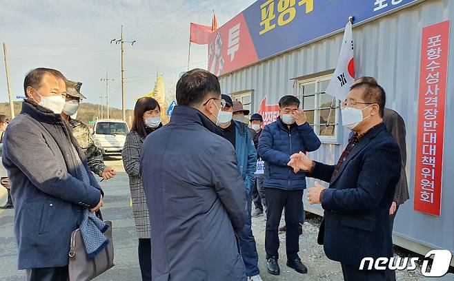 국민권익위원들이 21일 경북 포항시 남구 장기면 수성사격장 앞에서 농성 중인 주민 대표들(오른쪽)로부터 고충을 청취하고 있다. 국민권익위원회 방문은 지난 19일 사격장 완전 폐쇄를 위한 중재 요청에 따른 것이다. 2021.1.21 /뉴스1 © News1 최창호 기자