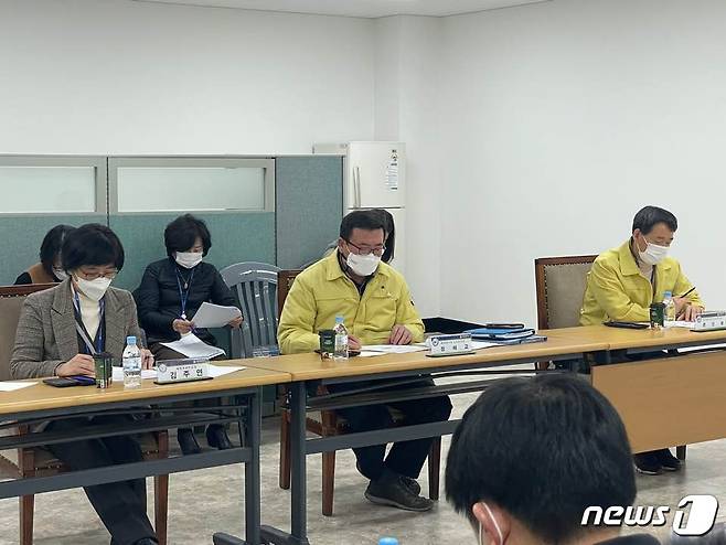 대전시는 21일 5개 자치구 보건소장과 함께 코로나19 예방접종 준비상황 점검 회의를 하고 있다.(대전시 제공)© 뉴스1