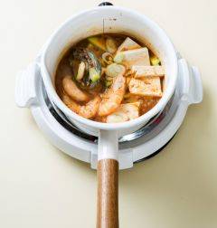 4. 국물이 끓으면 거품을 걷어내고 두부와 대파를 넣고 2분 정도 더 끓인다. 다진 마늘, 소금, 후춧가루를 넣어 간을 한다.