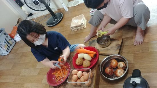경남 양산시 밑반찬만들기 손맛나눔사업을 자원봉사자들이 돕고 있다.(사진=양산시)