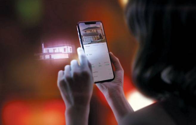 스마트폰 영상을 3차원으로 보여주는 미국 스타트업 IKIN의 홀로그램폰.