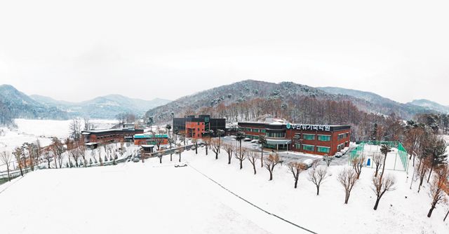 수만휘 기숙학원은 1만2000평 규모의 청정 학습환경(1인 1 독서실, 2인 1실 숙소)과 쾌적한 생활 환경을 갖추었다.  /수만휘 기숙학원 제공