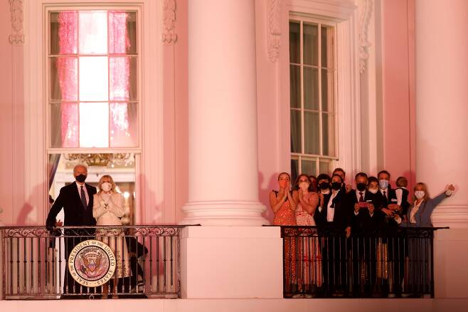 20일 (현지시각) 조 바이든 미국대통령과 퍼스트 레이디 질 바이든 박사가 백악관 발코니에서 불꽃놀이는 지켜보고있다./로이터 연합뉴스