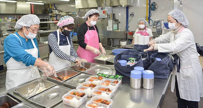 경기도 성남시 하얀마을복지회관 경로식당에서 영양사와 지역 봉사자들이 도시락을 만드는 모습