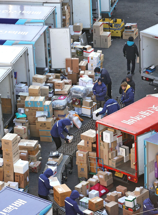 19일 오전 서울의 한 택배 물류센터에서 노동자들이 물품을 옮기고 있다. 연합뉴스