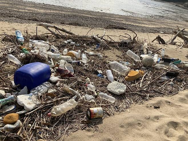 인천 볼음도 남서쪽 해변에 쌓여 있는 해양쓰레기.