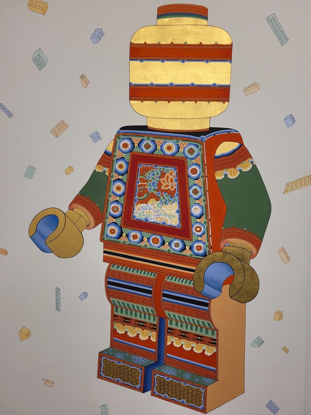 황두현 작가의 <진리의 장난감>(Dharma Figure, 2019). 단청 무늬를 입힌 레고 로봇 장난감을 묘사한 작품으로 팝아트적 감성이 느껴진다.