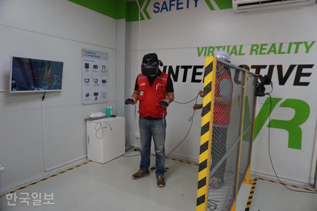현대차 인도네시아 생산공장에 마련된 실내 가상현실(VR)안전체험교육장에서 추락 사고 체험을 하는 모습. 브카시=고찬유 특파원