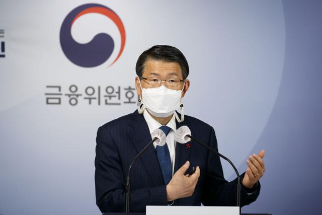 은성수 금융위원장이 18일 서울 종로구 정부서울청사 합동브리핑실에서 2021년 금융위원회 업무계획을 설명하고 있다. 금융위원회 제공