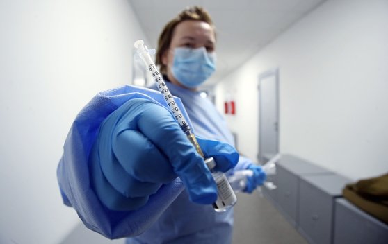 크로아티아에서 화이자 백신을 보여주는 의료진. AFP=연합뉴스