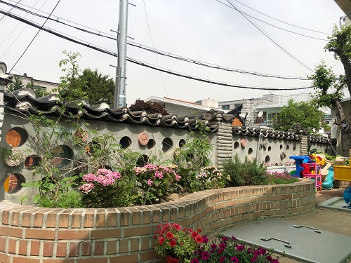 서울시는 시민들이 직접 일상공간에 꽃과 나무를 심고 가꿀 수 있도록 '2021 시민주도 도시녹화 주민제안사업'을 공모한다고 밝혔다. 사진은 종로구의 한 화단을 조성한 모습. / 사진제공=서울시