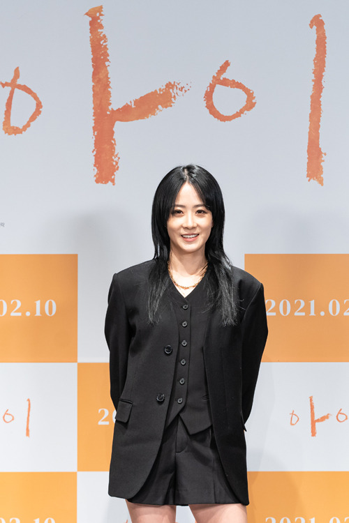 Ai is a Greene film that begins with the warm comfort and healing that begins when Ah Young (Kim Hyang-gi), who became an early adult, becomes a babysitter for a novice mother, Young-chae (Ryu Hyun-kyung), who raises a child alone without any place to depend on.Ai will be released on February 10th.[Photo = Film company sky