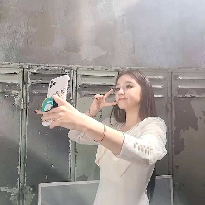 The group (girl) was spotted taking a selfie shot of Song Yuqi.(Women) The childrens official Instagram posted a video on January 21 with an article entitled #I_NG Song Yuqi Selfie Neverland Hand # Girls #GIDLE #I_burn #HWAA.Song Yuqi in the public image is taking a selfie with various expressions.Especially, the fans of the (girl) children responded to the lovely Song Yuqi appearance.Lee Ye-ji on the news