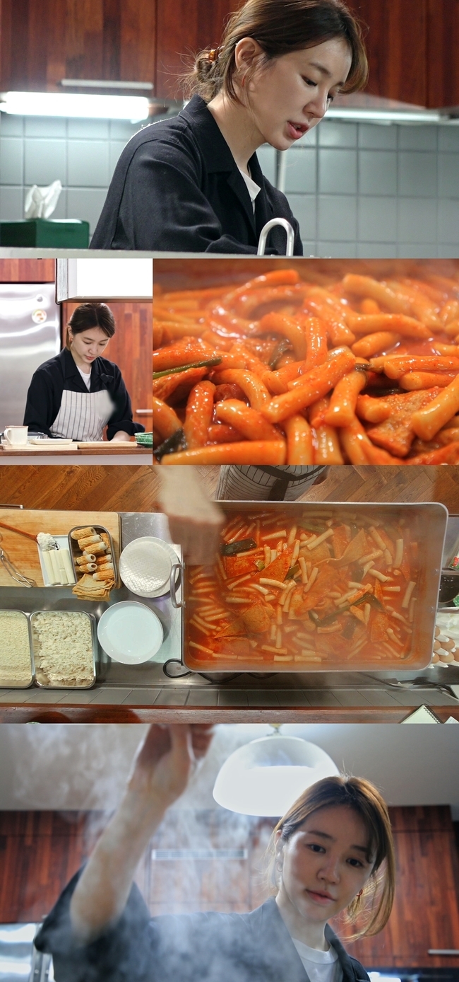 Stars Top Recipe at Fun-Staurant Yoon Eun-hye opens Oksu-dong grace breakKBS 2TV Stars Top Recipe at Fun-Staurant (Stars Top Recipe at Fun-Staurant), which will be broadcast on January 22, will reveal the results of the 20th menu showdown on the theme of Fishcakes.Lee Young-ja, House Queen Oh Yoon-a, Hidden Talent, and the previous gold-sweeter Yoon-hye, who won the Stars Top Recipe at Fun-Staurant three wins.It is noteworthy which of the four chefs who have a great ability will win the championship.In the meantime, Yoon Eun-hye makes a snack menu at home.Everyone challenged the female owner of small restaurant tteokbokki taste in front of the school that they would have eaten once when they were young.Oksu-dong Yoon Restaurant Yoon Eun-hye, who has already impressed with his amazing cooking skills, adds to the expectation of what the menu will be from the Oksu-dong grace meal.On this day, Yoon Eun-hye said that he took out a large tteokbokki Teppan used by the actual female owner of small restaurant as a equipment goddess.Yoon Eun-hye, who poured a lot of rice cake into a heavy Teppan, pulled out a green female owner of small restaurant bowl of memories that were full of appetite.Then, it was said that it made a secret sauce that can taste the Female owner of small restaurant tteokbokki in front of the school.Female owner of small restaurant in front of school It is the back door that the admiration was poured into the honey tip of Yoon Eun-hye to taste it.Bae Hyo-ju on the news
