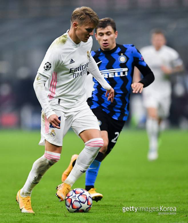 레알 마드리드 마르틴 외데가르드가 지난해 11월 유럽챔피언스리그 인터밀란전에서 드리블하고 있다. Getty Images코리아