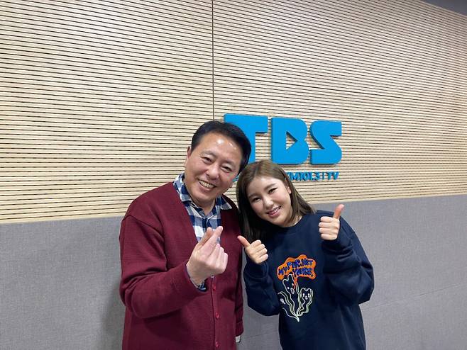 sports tendency]Singer Song Ga-in appeared on TBS FM Choi Il-gus Hurricane Irma Radio on the 21st.After returning to the regular 2nd album, Radios first appearance attracted a lot of attention before the broadcast.Song Ga-in introduced the message in his second full-length album, Mong, saying, The bad reality these days is only a dream, and when you wake up, a good world will come.The title song I Love Trot also featured a live stage, and comforted citizens who had to live in Zipcock due to COVID-19.The new song is popular among young people, so Im playing music like Idol, and Im the Idol of seniors, Song Ga-in said.The second title song of the second album, Dream, said that it contained the pain of the Corona era. Especially, the sound of the song and the sound of the song in the middle of the song showed a witty gesture saying, I mean to send Corona.Song Ga-in said, English is weak, in the expectation of DJ Choi Il-koo, who praised the traditional musical instrument in the song and said, How about going globally with Billboards and Grammys with this song?I thanked the fans for being a bestseller, thankfully telling me about my autobiography Song Ga-in.When asked, What is it that you cant write if you sing, or write, he said, I cant study, my grades are always positive or beautiful.I cant say one person, said Song Ga-in, who said, there are too many new Trot stars these days.Im like a Trot star, and I think its a little slower in popularity.When asked if Song Ga-in had ever received Flaming, he said, I usually get a lot of Flaming about my face.But there is no Flaming that points out as a song, which feels good. Then, Flamingers showed the sense of singing the part of I will disappear from my dream.DJ Choi Il-koo said, How about apartment advertisements in Jindo when I shoot a lot of advertisements, and gave a smile with an instant CF saying, There is no outing.Finally, I am willing to work hard to announce my song because I have a new album in New Year.I am waiting for the day when I can sing to the faces of the fans.Choi Il-gus Hurricane Irma Radio, starring Song Ga-in, can be seen again on TBS FM YouTube.
