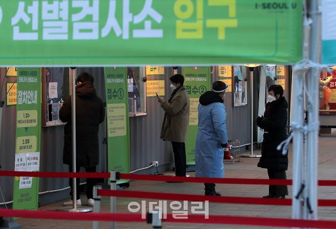 지난 6일 오전 서울 중구 서울시청 광장에 마련된 코로나19 임시 선별검사소에서 시민들이 검사를 받고 있다. (사진=김태형 기자)