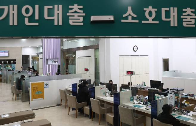 지난 5일 서울시내 한 은행 대출창구를 찾은 고객들이 상담을 받고 있다. (사진=연합뉴스)