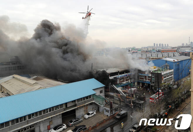 인천시 서구 가좌동 이레화학 공장  화재현장. 2018.4.13/뉴스1 © News1