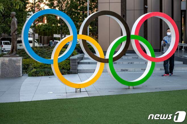 일본 도쿄 올림픽박물관 앞에 설치돼 있는 오륜 마크 조형물 <자료사진> © AFP=뉴스1