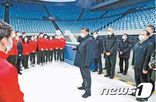 시진핑 중국 국가주석이 베이징 동계 올림픽 경기장을 방문해 관계자들을 격려하고 있다.(바이두 갈무리)© 뉴스1