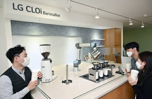 LG전자 클로이 바리스타봇(사진=LG전자)