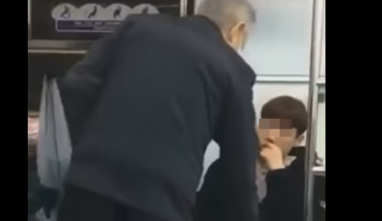 지하철 노약자석에 앉아 있는 청소년을 향해 한 남성 노인이 훈계하는 모습. / 사진=유튜브 캡처