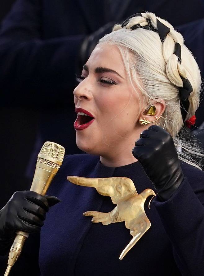 <YONHAP PHOTO-6775> Lady Gaga sings the National Anthem during the inauguration of Joe Biden as the 46th President of the United States on the West Front of the U.S. Capitol in Washington, U.S., January 20, 2021. REUTERS/Kevin Lamarque/2021-01-21 05:37:35/ <저작권자 ⓒ 1980-2021 ㈜연합뉴스. 무단 전재 재배포 금지.>